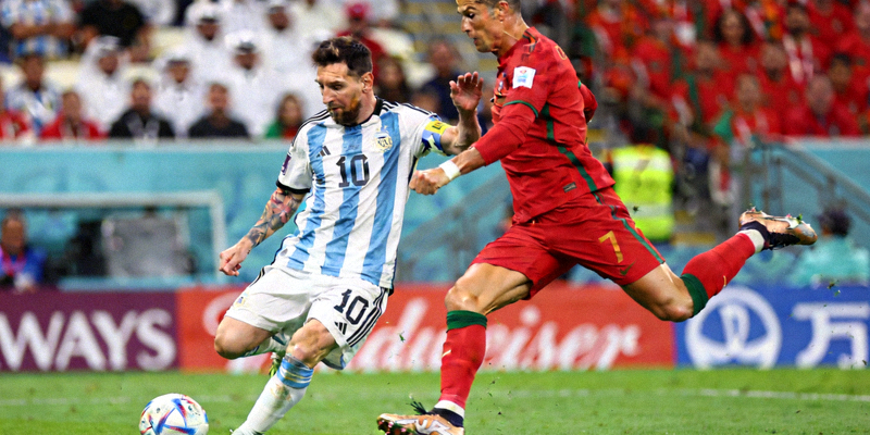 世界杯球星梅西和C罗同框竞技的精彩瞬间