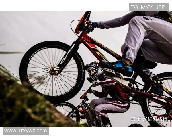 足球明星骑行自行车冒险旅程卡通形象展现活力与速度